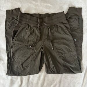 Lululemon Athletica Street to Studio Cropped Joggers 25”
